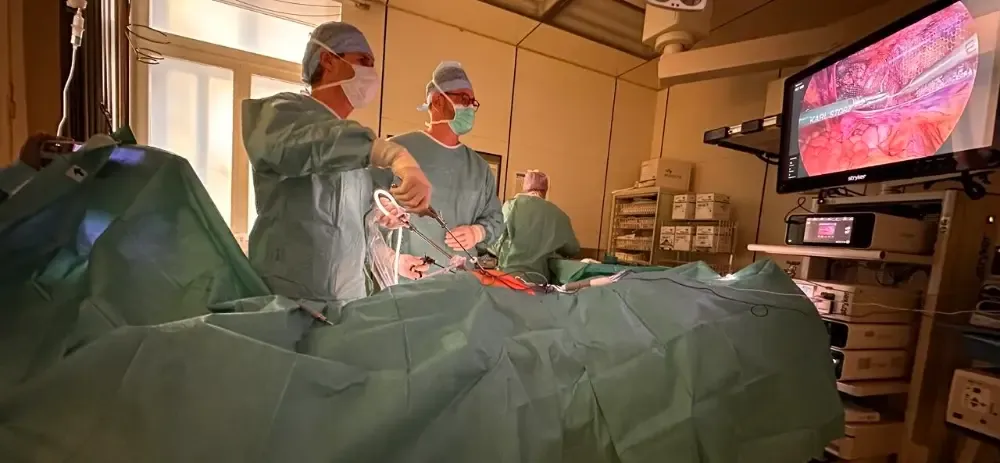 Laparoskopische Operation einer Leistenhernie (TAPP) im Operationssaal